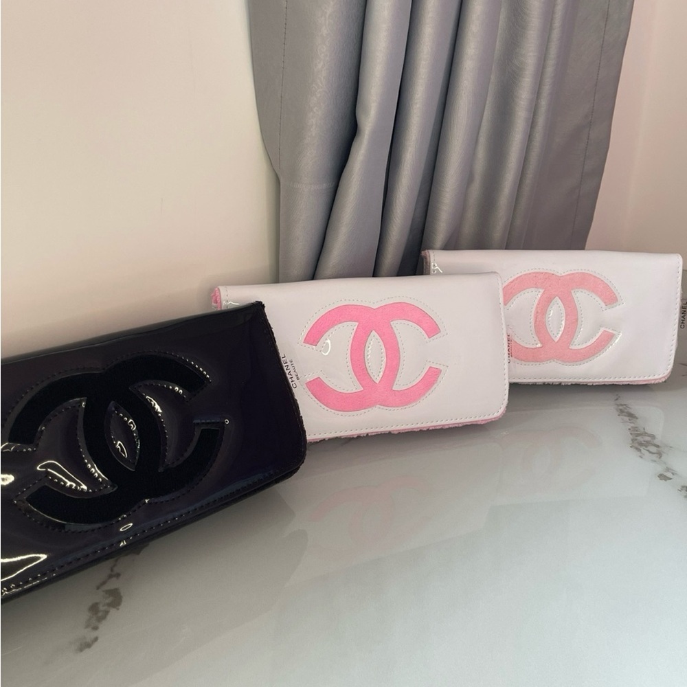 CHANEL Glossy Black Patent Leather Wallet - Picture 2 of 2